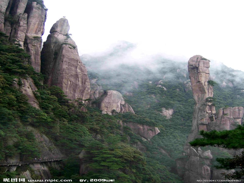 景色秀丽的庐山有高峰有幽谷有瀑布有溪流.ppt_第1页