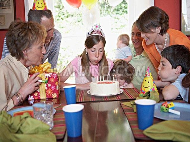 外研社小学英语六年级下册Module 5 Unit1 Daming is having a birthday party课件.ppt_第2页