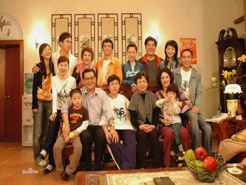 广州版小学英语三年级下册Module 5 Relatives Unit 10 How many people are there in your family》PPT课件.ppt_第2页